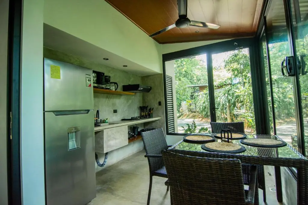 Selva Color — cocina y comedor de la casa de dos dormitorios