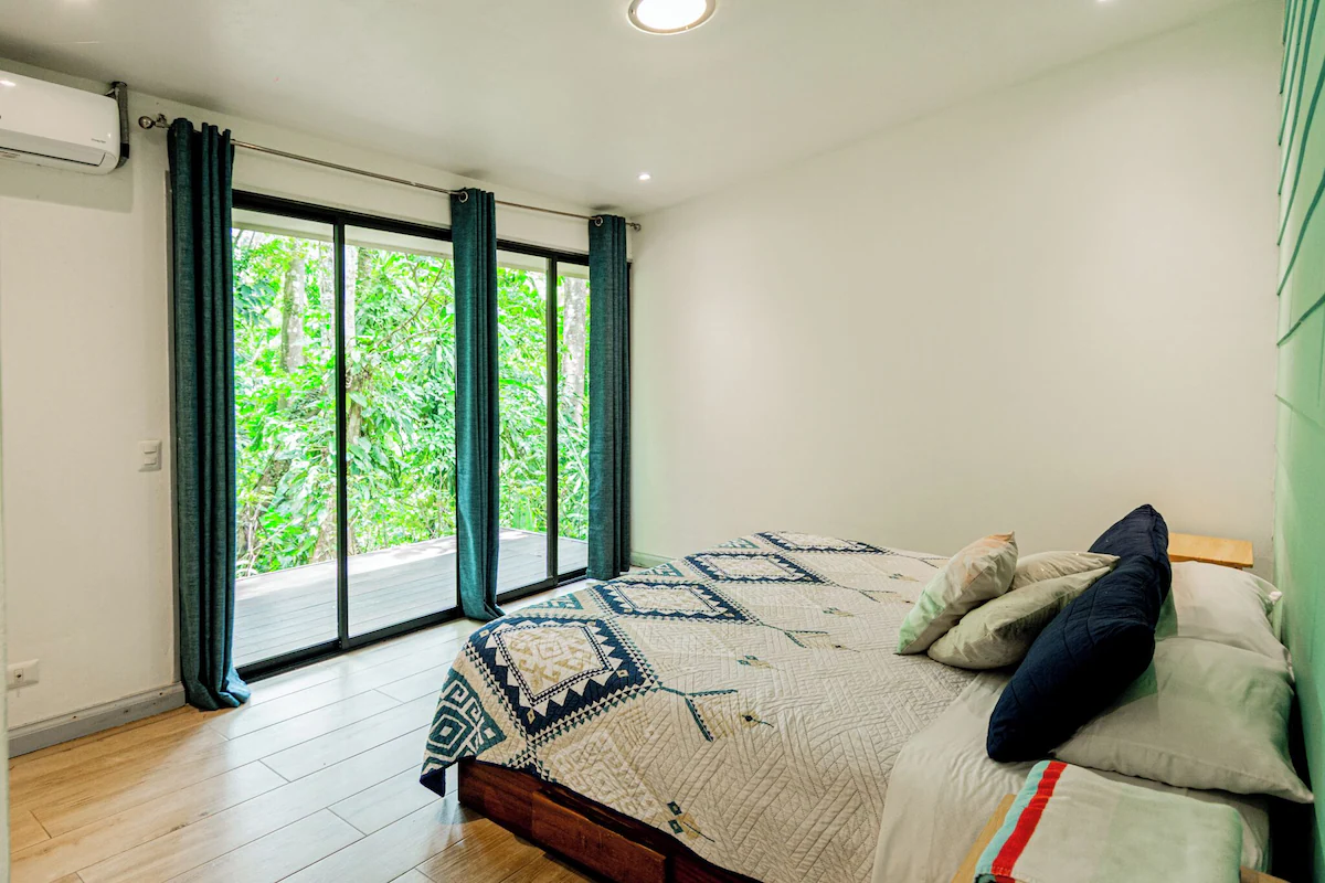 Selva Color — habitación matrimonial con vista al bosque
