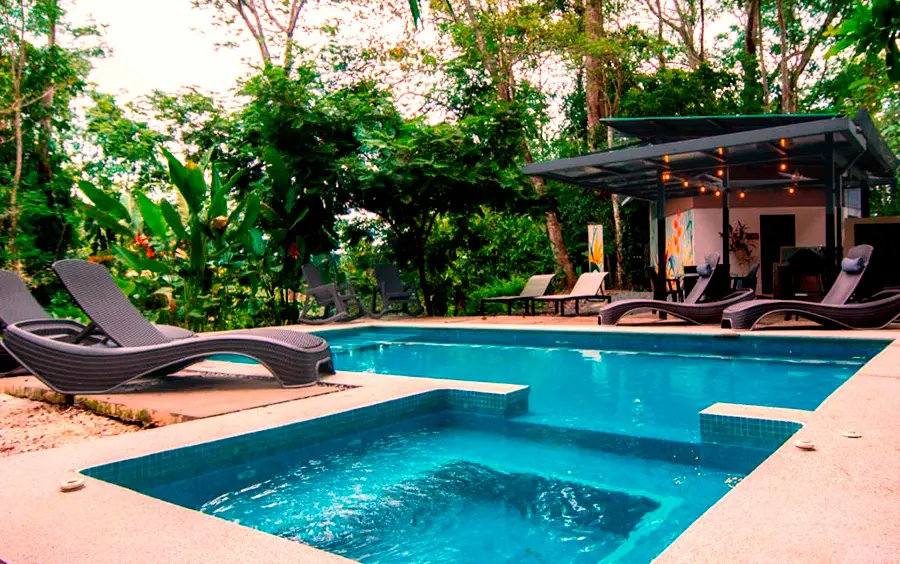 Selva Color — piscina con jacuzzi entre la selva
