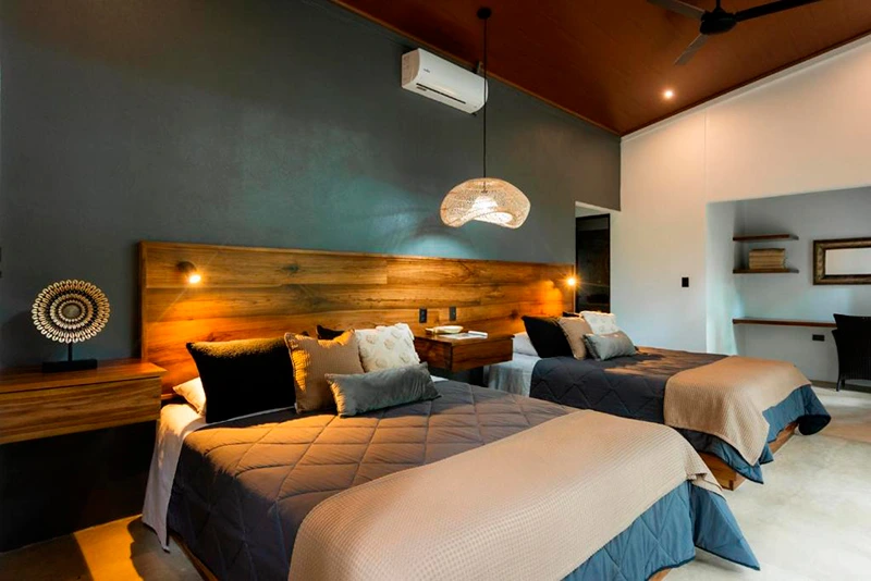 Selva Color — suite con dos camas, ambiente nocturno