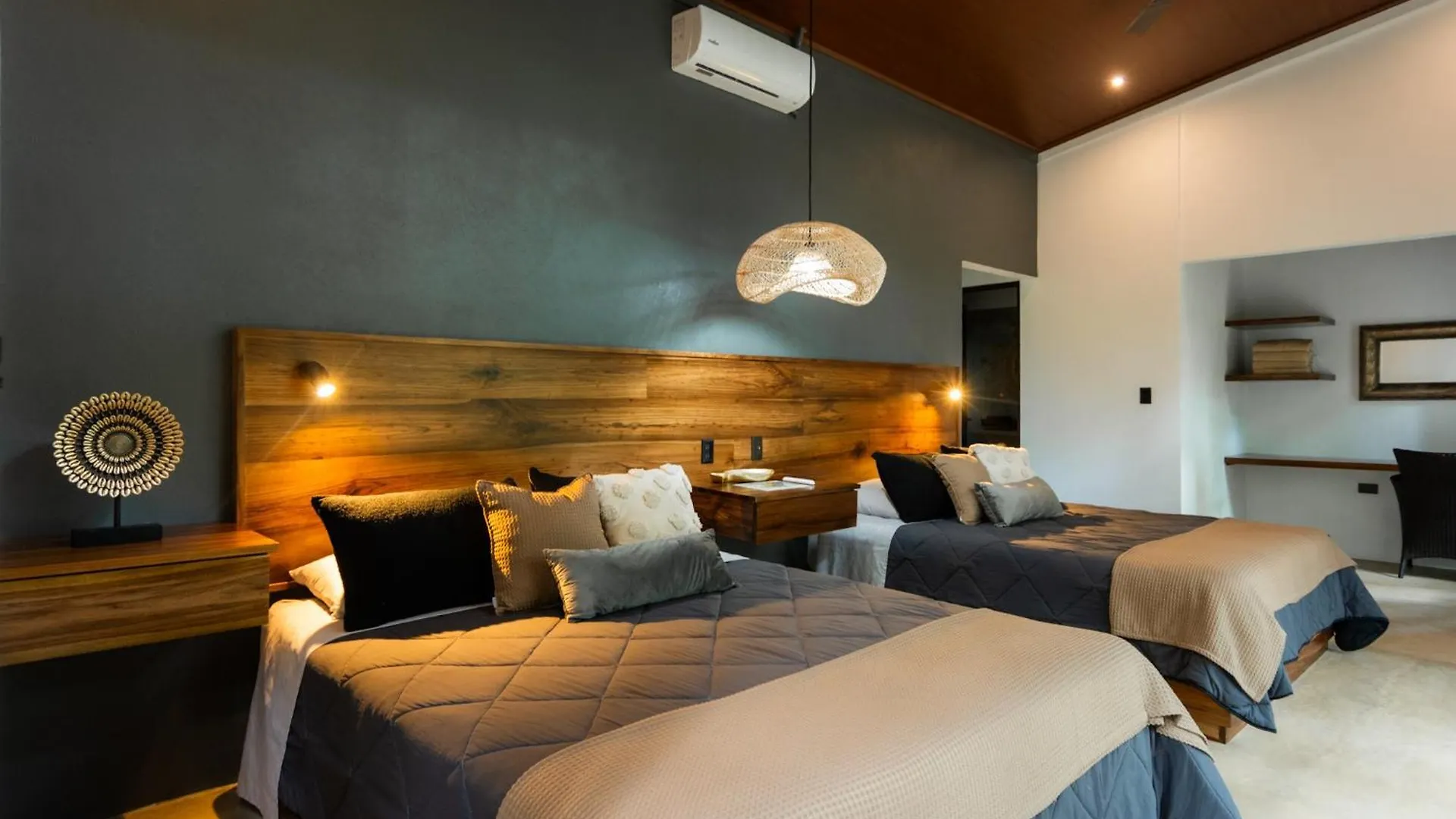 Selva Color — habitación con vista al bosque