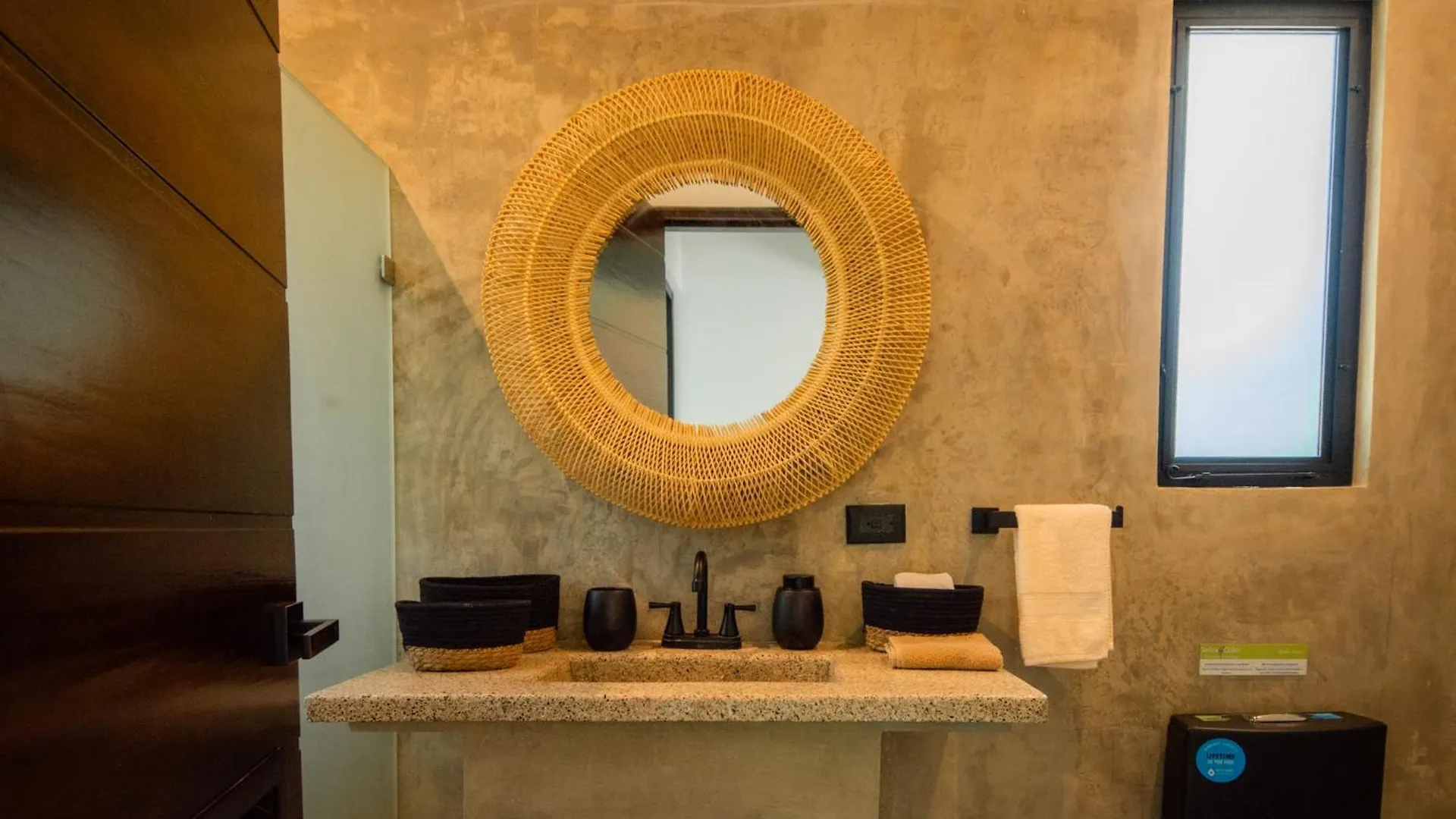 Selva Color — baño de habitación con detalles artesanales
